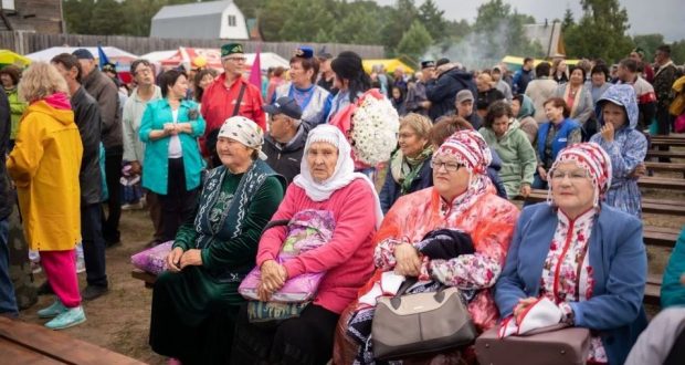 Залезь на столб и получи петуха: как сибирские татары отметили Сабантуй