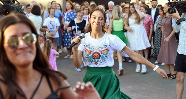 Артисты балета провели на улице Баумана мастер-класс по татарскому народному танцу