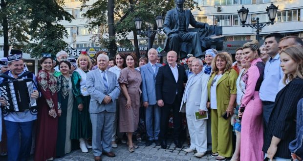 Дни культуры Татарстана в Москве открылись с возложения цветов к памятнику Габдулле Тукаю