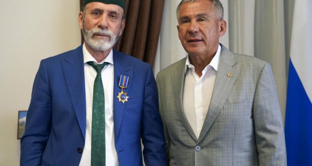 Rustam Minnikhanov presented the Duslyk Order to the Mufti of Crimea and Sevastopol