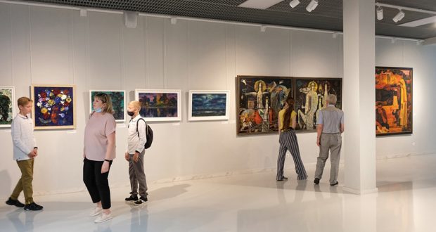 Краски Сабантуя, пейзажи республики и городской быт: в «Хазинэ» открылась выставка «Я жив»