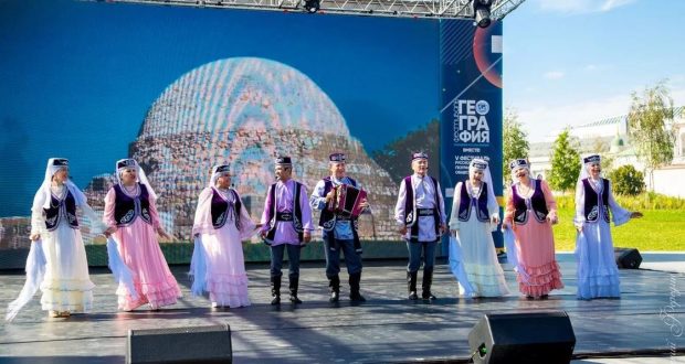 Московский ансамбль татарской песни «Мирас» выступил на сцене парка «Зарядье»