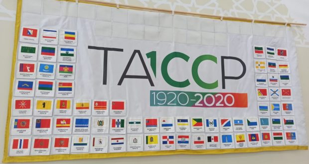 В Международном выставочном центре «Казань Экспо» работает акция «Фото на память с флагом 100-летия ТАССР»