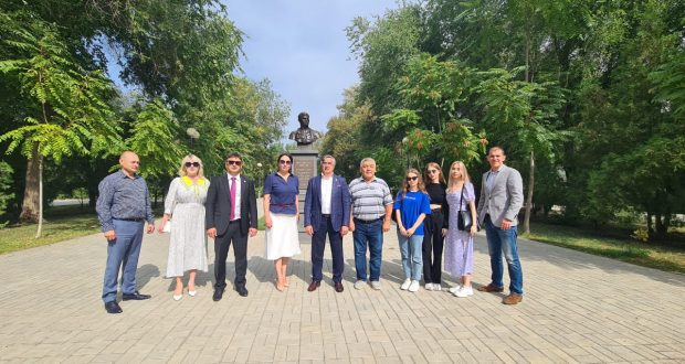 В Астрахани возложили цветы к памятнику М. Джалиля
