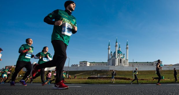 Казан милли ярыммарафонында спортчылар түбәтәй киеп йөгерәчәкләр