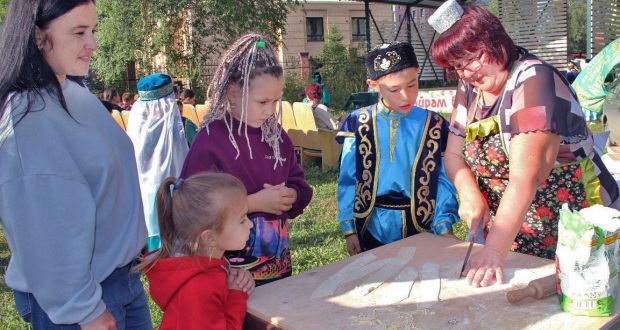 В Новосибирской области прошёл первый фестиваль национальной кухни «Чәк-чәк бәйрәме»