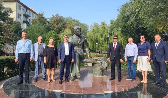 Василь Шайхразиев возложил цветы к памятнику Габдуллы Тукая в Астрахани