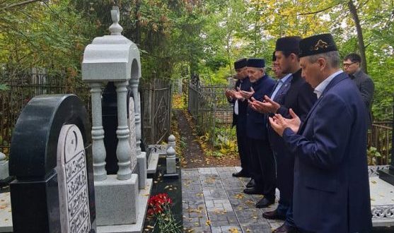 Василь Шайхразиев в Уфе возложил цветы к могиле выдающегося татарского просветителя Ризаэтдина Фахретдина