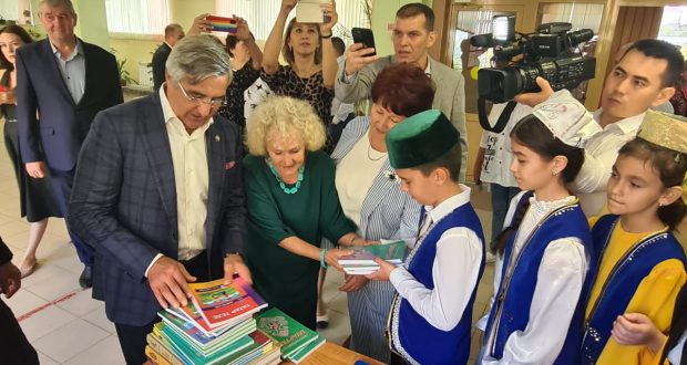 Старокучергановская школа получила учебники татарского языка в дар от Всемирного конгресса татар