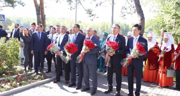 Делегация Татарстана возложила цветы к памятнику Г.Тукая в Семее