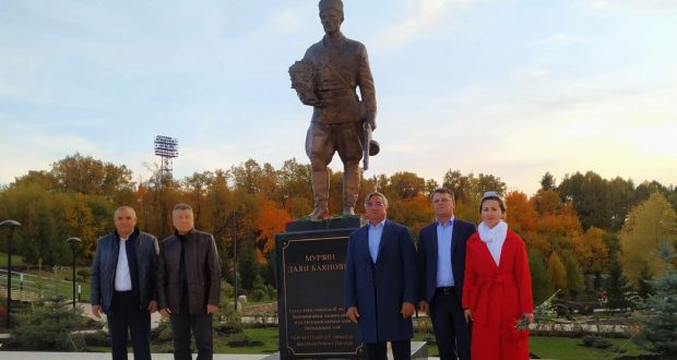 Василь Шайхразиев возложил цветы к памятнику Даяна Мурзина