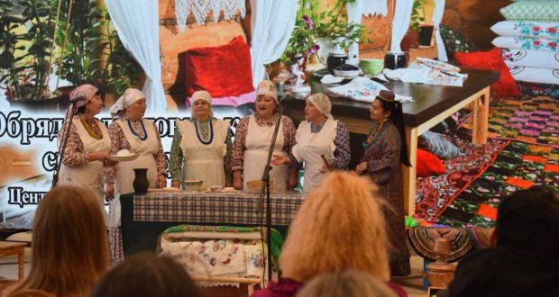 В Омской области студентов ознакомили с татарским обрядом подготовки невесты к сватовству