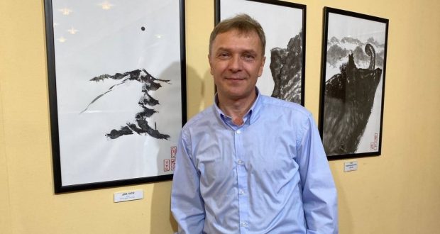 В Библиотеке-филиале №1 Калининского района открылась персональная выставка художника Рашида Абдульмянова
