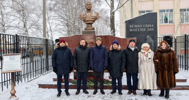 ФОТОРЕПОРТАЖ: В Казани открыли бюсты героям Магубе Сыртлановой и Ряфагатю Хабибуллину