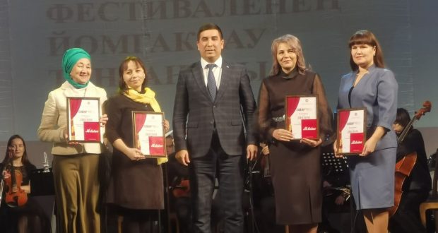 Данис Шакиров наградил победителей Республиканского фестиваля детских юношеских театров «Сайяр»