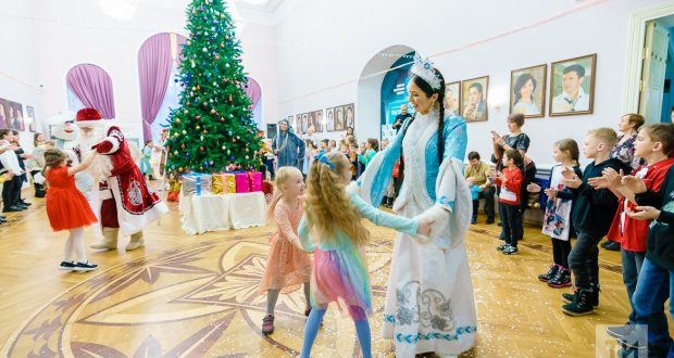 Театр Тинчурина организовал новогоднюю елку для детей мобилизованных