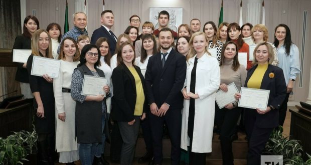 Почти 50 казанцев, работающих в сфере услуг, успешно завершили курсы татарского языка