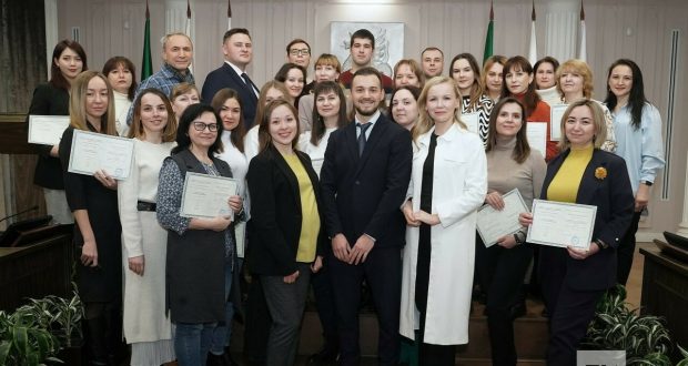 Казан Мэриясендә татар теле курсларын тәмамлаучыларга таныклыклар тапшырылды