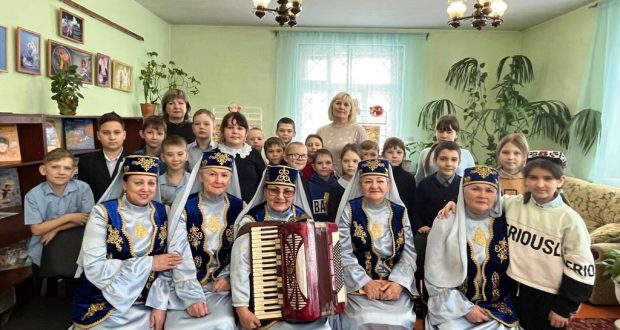 Участники ансамбля татарской песни “Чулпан” встретились со школьниками