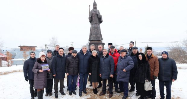 Василь Шайхразиев возложил цветы к памятнику Сююмбике в Касимове