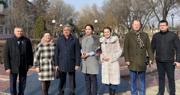 Председатель Национального Совета возложил цветы к памятнику Г.Тукая в Астрахани
