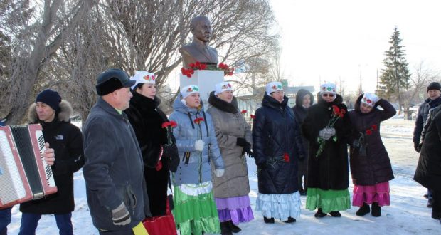 В Екатеринбурге состоялась традиционная церемония возложения цветов к памятнику Мусы Джалиля