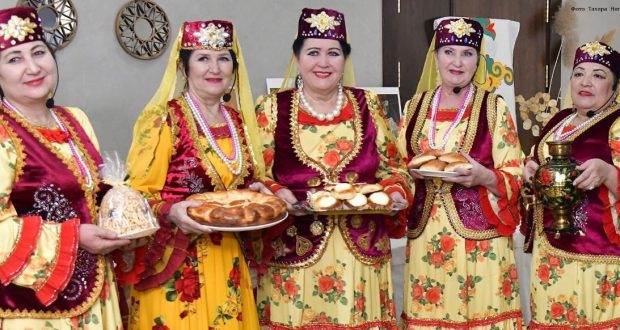 Tatars from Tashkent gathered for a Tea party