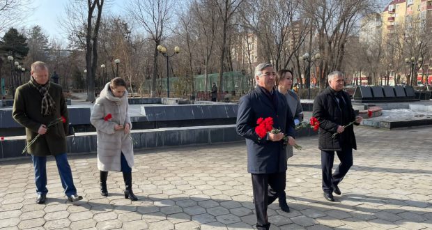 Василь Шайхразиев возложил цветы к памятнику М. Джалиля  в г.Астрахань