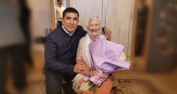 Данис Шакиров ветеран укытучы Нурания Газиеваны 100 яшьлек юбилее белән котлады