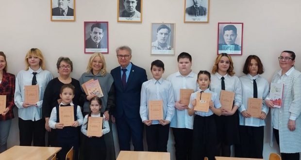 Ученики татарского класса школы №8 г. Нижневартовск своим учителем провели открытый урок