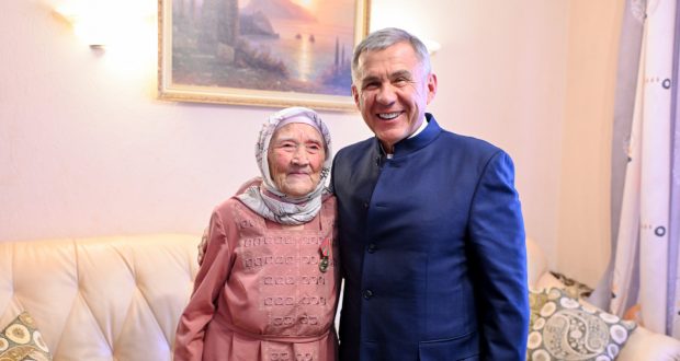 Rustam Minnikhanov congratulates Nuraneya Mukhametovna Gazeeva on her 100th anniversary and hands in a state award