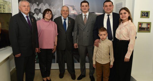 Mintimer Shaimiev opens an exhibition dedicated to 70th birthday of Timur Akulov