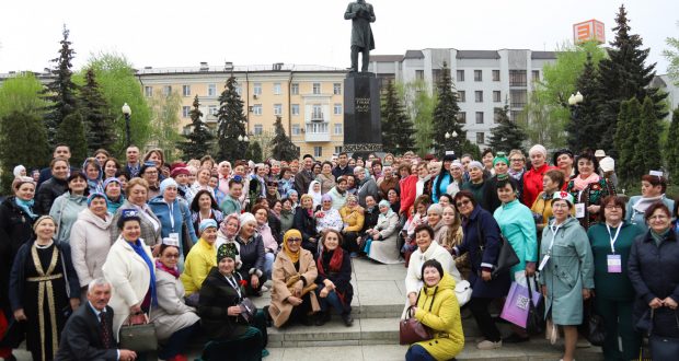 ФОТОРЕПОРТАЖ: В Казани возложили цветы к памятнику Габдуллы Тукая