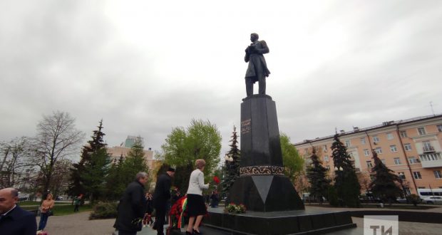 Минниханов и Шаймиев возложили цветы к памятнику Габдулле Тукаю в Казани