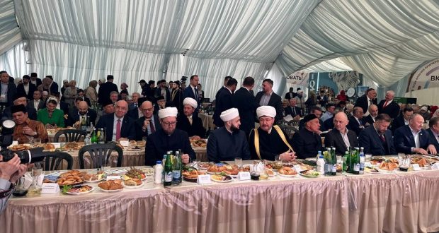 Рөстәм Миңнеханов «Рамазан чатыры»нда Мәскәү мөселманнары белән ифтарда булды