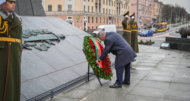 Раис Республики Татарстан Рустам Минниханов возложил венок к монументу Победы в Минске