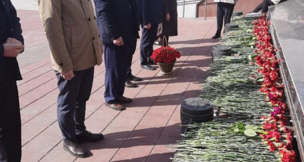 Данис Шакиров возложил цветы к мемориалу воину-освободителю в Кемерово