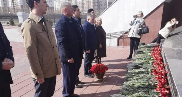 Данис Шакиров Кемерово шәһәрендә Себер геройларына багышланган мемориаль комплексына чәчәкләр салды