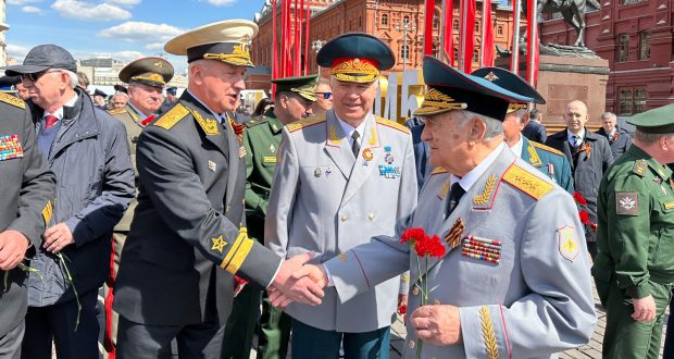 Полпредство Татарстана возложило цветы к Вечному огню