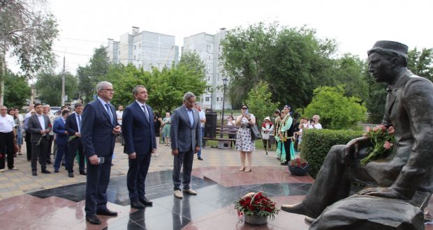 Василь Шайхразиев возложил цветы к памятнику Габдуллы Тукая в Астрахани