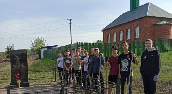 Школьники провели субботник на территории памятников героям, погибшим в годы Великой Отечественной войны