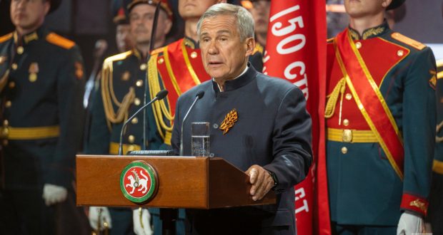 «Символ единства поколений»: Минниханов наградил ветеранов, тружеников тыла и героев СВО