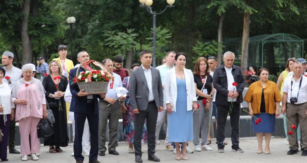 Данис Шакиров принял участие в возложении цветов к памятнику Мусе Джалилю в Астрахани