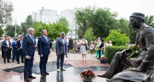 Vasil Shaykhraziev laid flowers at the monument of Gabdulla Tukay in Astrakhan