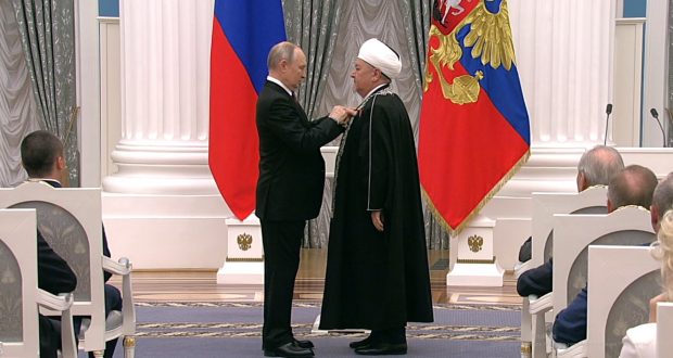 Духовное собрание Мусульман России поздравляет муфтия Ямала Хайдара Хазрата Хафизова с получением Ордена Дружбы
