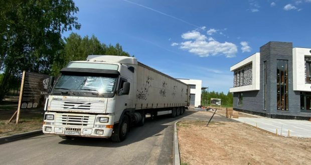 20 тонна төзелеш материалы төялгән йөк машинасы Казаннан Йолдыз авылына юлга чыга