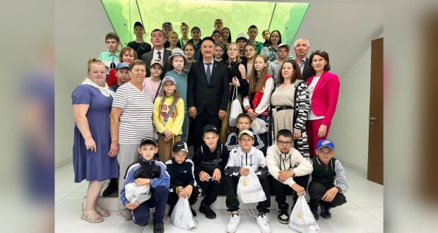 Дети из села Ичкен посетили здание Всемирного конгресса татар