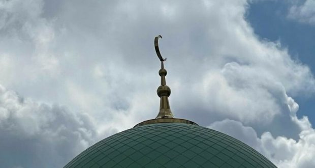 На Соборную мечеть «Джамиг» в Челнах установили полумесяц весом 700 килограмм