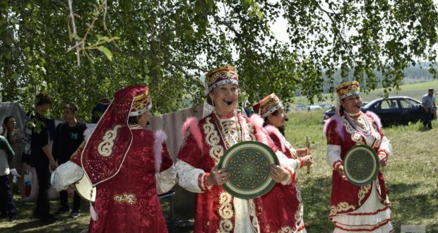 «Деревянные» скачки и битва на подушках: в Татарстане отметили «Сабантуй для бабушек»