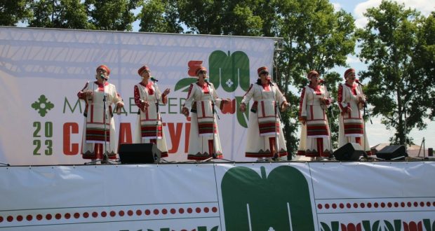 Изюминкой Сабантуя в Менделеевске стал фестиваль «Платок — символ нации»